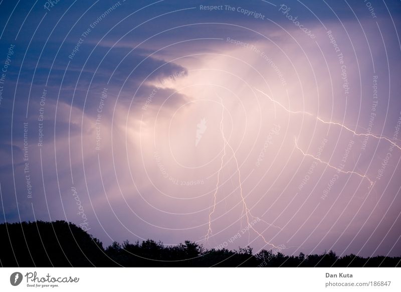 Blitzanlage Natur Urelemente Gewitterwolken Sommer Klima Unwetter Sturm Blitze außergewöhnlich gigantisch blau violett Macht Schmerz Angst Respekt Wut gereizt