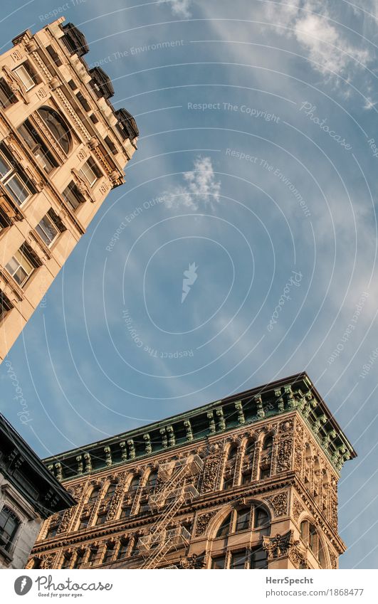 Stürzende Linien Himmel Wolken Schönes Wetter New York City Manhattan Soho Stadtzentrum Altstadt Haus Gebäude Architektur ästhetisch historisch Feuerleiter