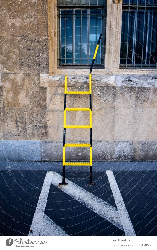 Leiter räuberleiter ausstieg Notausgang noteingang Fenster Gitter Sicherheit Sicherheitsdienst Einbruch Dieb Haus Fassade Parkplatz Schilder & Markierungen