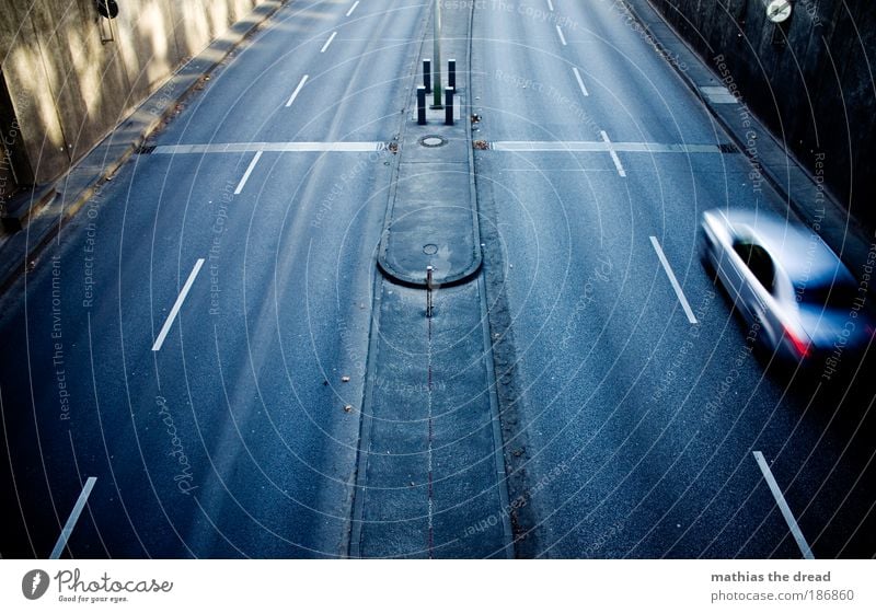 ZIELEINLAUF Verkehr Verkehrsmittel Verkehrswege Straßenverkehr Autofahren Autobahn Tunnel Brücke Verkehrszeichen Verkehrsschild Fahrzeug PKW Sportwagen dunkel