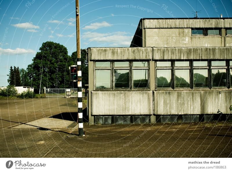 ALTE LKW-WIEGESTATION Himmel Wolken Sommer Schönes Wetter Industrieanlage Fabrik Bauwerk Gebäude Architektur Fassade Fenster Dach dunkel eckig einfach kalt Baum