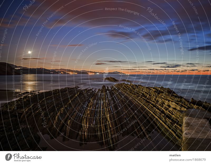 Sommernacht Umwelt Natur Landschaft Horizont Vollmond Schönes Wetter Wellen Küste Strand Meer leuchten dunkel gigantisch Spitze blau braun orange weiß Flysch