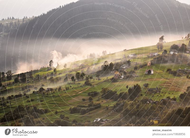 Alpendorf in Bergen. Rauch, Feuer und Dunst Ferien & Urlaub & Reisen Tourismus Ausflug Abenteuer Ferne Freiheit Berge u. Gebirge wandern Haus Umwelt Natur