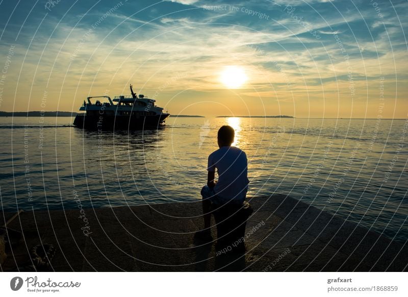 Junge auf Steg beobachtet abfahrendes Schiff bei Sonnenuntergang Abend wegfahren Einsamkeit Dämmerung Traurigkeit Gefühle Fähre Fernweh friedlich Küste