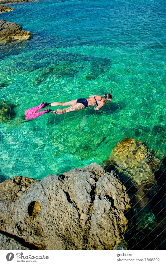 Schöne Frau im Bikini Schnorchelt im Wasser an der Küste sportlich Erotik Schnorcheln Ferien & Urlaub & Reisen Aktion Erholung Fitness Schwimmhilfe schön