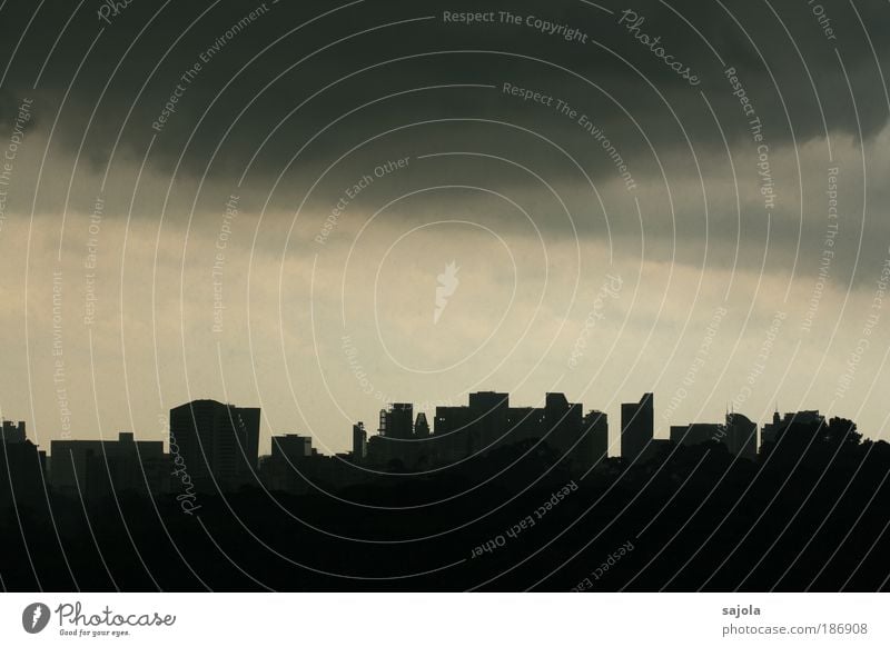 düstere aussichten Wetter schlechtes Wetter Unwetter Regen Gewitter Singapore Asien Südostasien Stadt Hauptstadt Skyline Haus Hochhaus bedrohlich dunkel grau