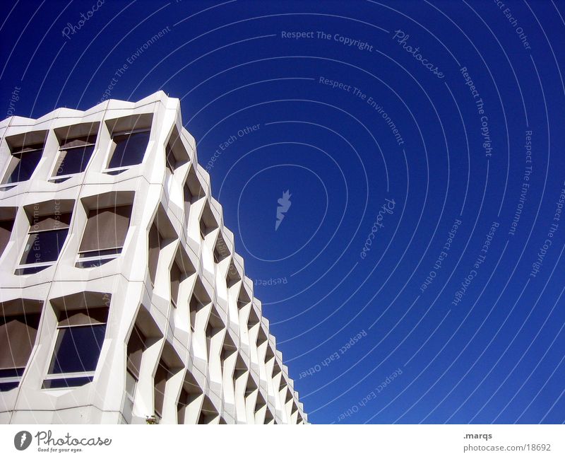 blauweiss Gebäude Fenster Fluchtpunkt Architektur Himmel Ecke Perspektive trist