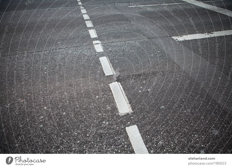 Kreuzung Umwelt Erde Stadt Verkehrswege Straßenverkehr Fußgänger Straßenkreuzung Wegkreuzung Ampel Schilder & Markierungen Linie schwarz weiß planen