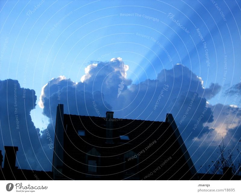 Es wolkt Dämmerung Licht Sonnenstrahlen Wolken Beleuchtung Haus Sommer Schatten Silhouette Himmel Abend