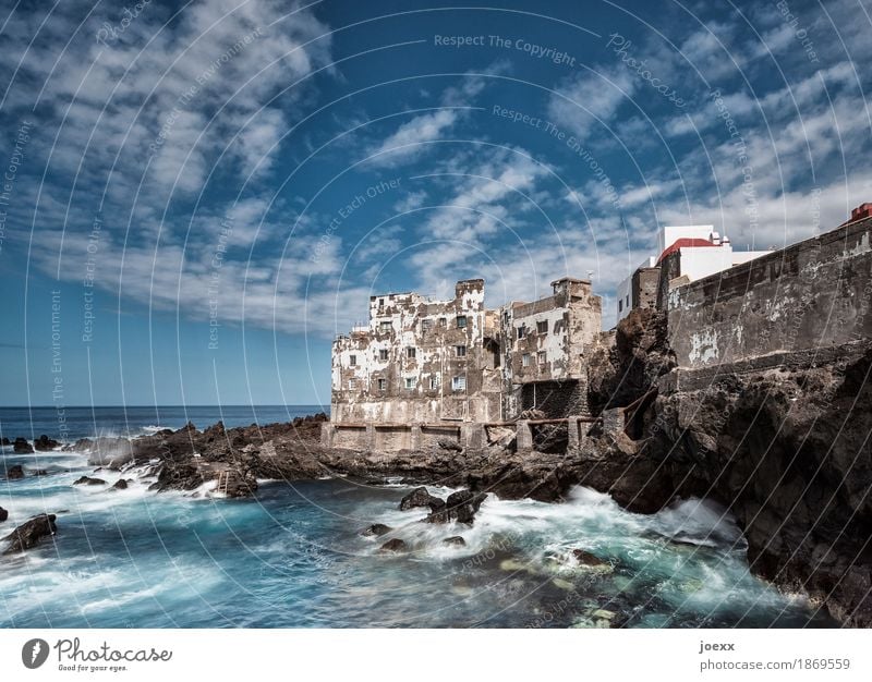 Vintage Wasser Himmel Wolken Sommer Schönes Wetter Felsen Wellen Küste Meer Spanien Altstadt Haus Mauer Wand Fassade alt historisch kaputt maritim retro blau