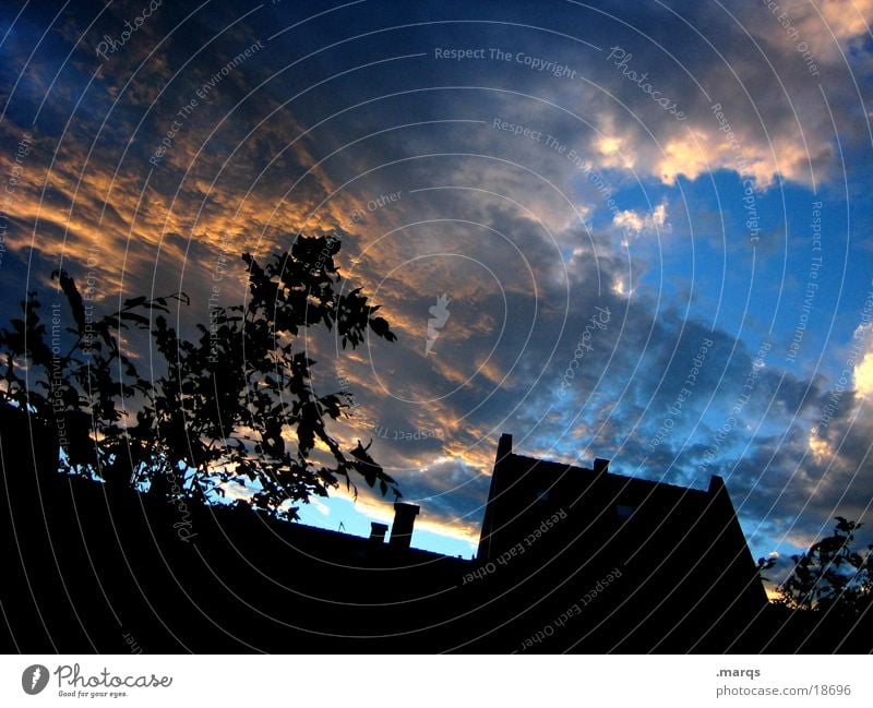 Es wettert Dämmerung Licht Wolken Haus Silhouette Baum Himmel Abend Sonne Schatten Lichterscheinung Lampe Schornstein Außenaufnahme Farbfoto Menschenleer Dach