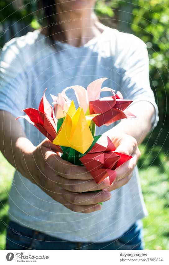 Frauengriffblumenstrauß von Origamiblumen Design Dekoration & Verzierung Handwerk Kunst Natur Blume Tulpe Papier Blumenstrauß gelb rosa rot weiß Farbe