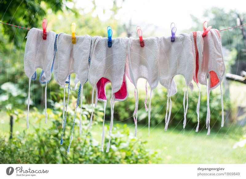 Babylätzchen auf der Wäsche Garten Kind Kindheit Bekleidung Stoff Accessoire Linie dreckig klein blau weiß Lätzchen Wäscherei Wäsche waschen neugeboren