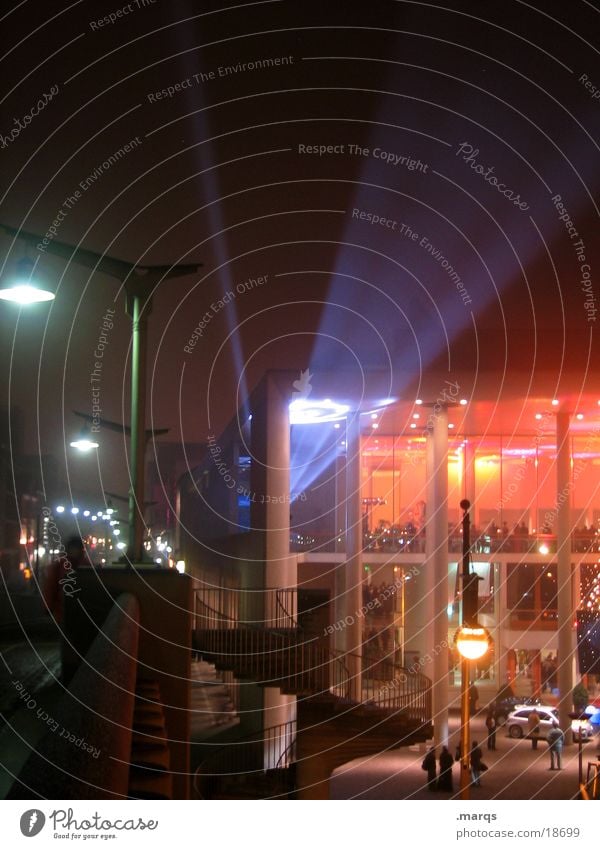 Event Nacht rot Langzeitbelichtung Konzerthaus Freizeit & Hobby Abend Licht Beleuchtung Scheinwerfer Brücke Freiburg im Breisgau