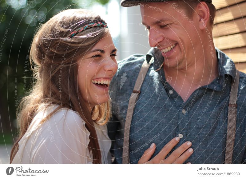 haha Hochzeit Hemd Hosenträger Haarband Hut Mütze brünett langhaarig berühren lachen stehen trendy schön lustig nah blau braun Freude Glück Vertrauen