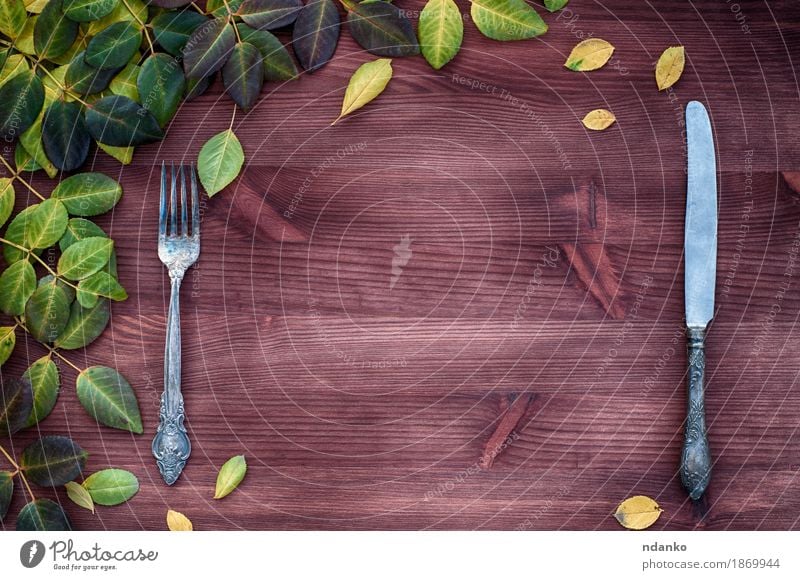 Messer und Gabel auf einer braunen Holzoberfläche Abendessen Tisch Küche Restaurant Blatt Metall weiß leer Tabelleneinstellung Zweig Leerraum Silber Farbfoto