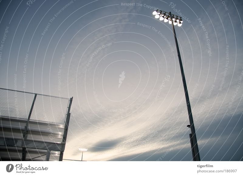 Duell Stadionbeleuchtung Licht Lampe Scheinwerfer Flutlicht Höhe Himmel unglaublich Kraft Macht kampfstark geistig stehen schön grau hell Wolken Schönes Wetter