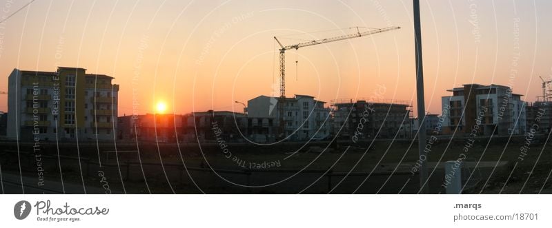 Bauspiel Dämmerung Sonnenuntergang Kran Haus Baustelle Spielen Licht Panorama (Aussicht) Wohnsiedlung Wohngebiet Weitwinkel dunkel Gegenlicht Laterne