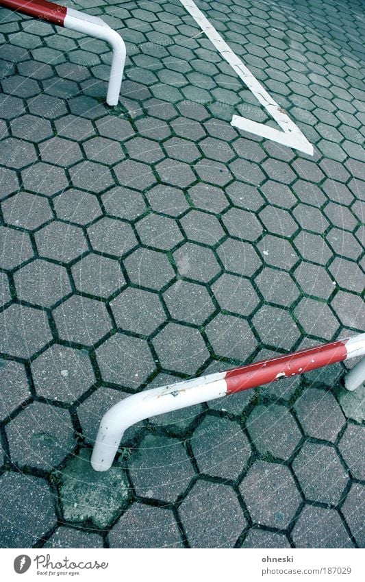 Hürdenlauf Platz Verkehr Verkehrswege Autofahren Fußgänger Straße Wege & Pfade rot weiß Barriere Farbfoto Außenaufnahme Muster Strukturen & Formen Menschenleer