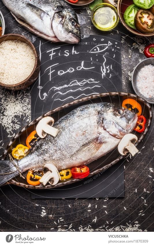 Fisch Gericht mit rohem Dorado, Reis und Gemüse Lebensmittel Getreide Kräuter & Gewürze Ernährung Mittagessen Abendessen Bioprodukte Vegetarische Ernährung Diät