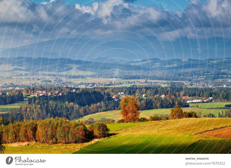 Polen Herbst Hügel. Sonniger Oktober-Tag im Bergdorf Ferien & Urlaub & Reisen Tourismus Ausflug Abenteuer Ferne Freiheit Sommer Berge u. Gebirge wandern Haus