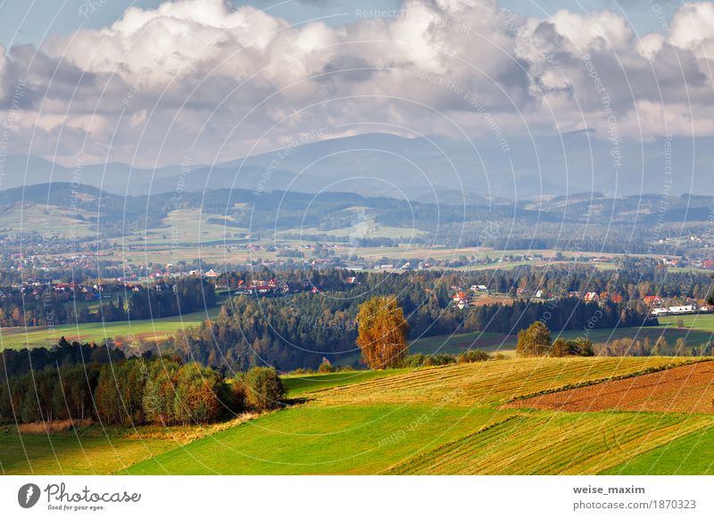 Polen Herbst Hügel. Sonniger Oktober-Tag im Bergdorf Ferien & Urlaub & Reisen Tourismus Ferne Freiheit Sommer Berge u. Gebirge wandern Haus Umwelt Natur