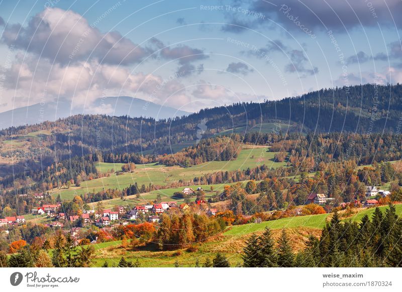 Polen Herbst Hügel. Sonniger Oktober-Tag im Bergdorf Ferien & Urlaub & Reisen Tourismus Ferne Sightseeing Sommer Berge u. Gebirge wandern Haus Umwelt Natur