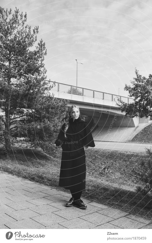 Waiting for the Color. elegant Stil Mensch feminin Junge Frau Jugendliche 1 18-30 Jahre Erwachsene Baum Brücke Straße Mode Jacke Schuhe blond Zopf stehen warten