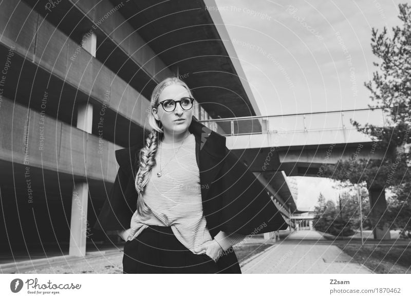 Walk on. elegant Stil Mensch feminin Junge Frau Jugendliche 1 18-30 Jahre Erwachsene Brücke Parkhaus Architektur Mode Brille Halskette blond Zopf gehen Coolness