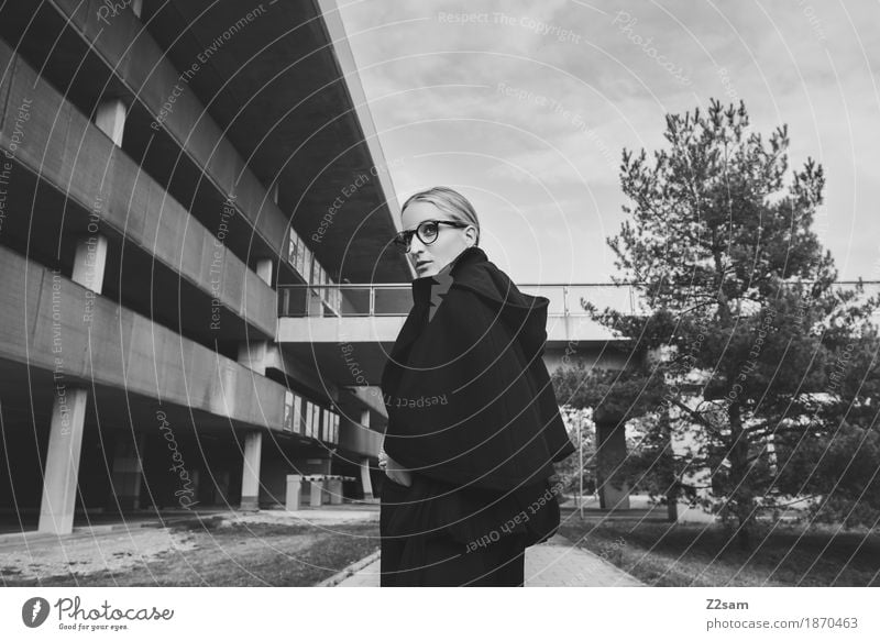 Schulterblick. elegant Stil Mensch feminin Junge Frau Jugendliche 1 18-30 Jahre Erwachsene Baum Brücke Parkhaus Architektur Mode Jacke Brille blond Blick