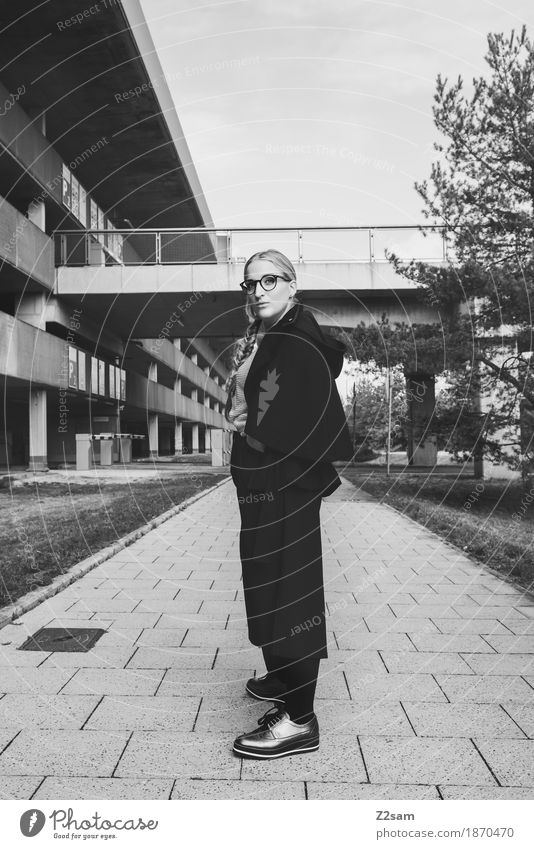 In der Flucht. Mensch feminin Junge Frau Jugendliche 1 18-30 Jahre Erwachsene Baum Brücke Parkhaus Architektur Mode Jacke Brille Schuhe blond Zopf Blick stehen