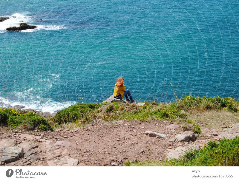 Cap Fréhel Ferien & Urlaub & Reisen Tourismus Ausflug Abenteuer Sommer Meer Frau Erwachsene Natur Landschaft Wasser Wind Wellen Küste Atlantik rothaarig Denken