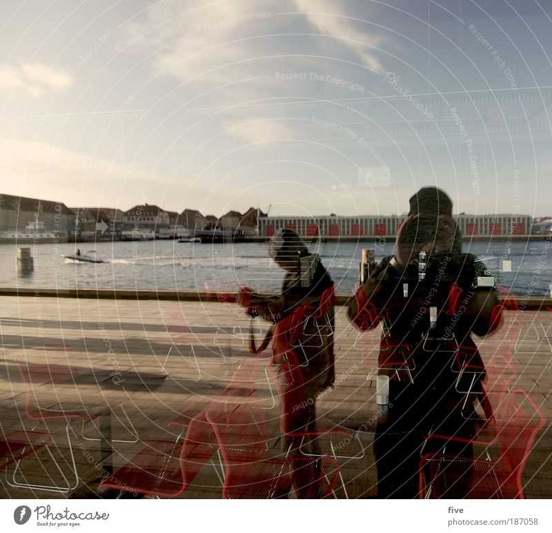 Køntrøllblick nach hinten Mensch maskulin Freundschaft Himmel Meer Hauptstadt Hafenstadt Stadtrand Platz Blick stehen Kopenhagen Dänemark Fotografieren