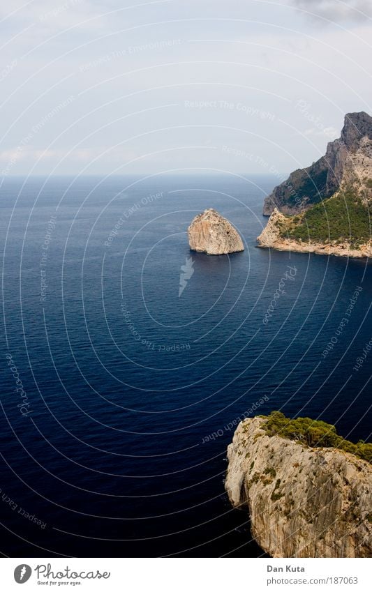 Eisberg-Imitationen Landschaft Urelemente Wasser Sommer Berge u. Gebirge Cap Formentor Küste Meer Mittelmeer Insel Mallorca Klippe beobachten Erholung fallen