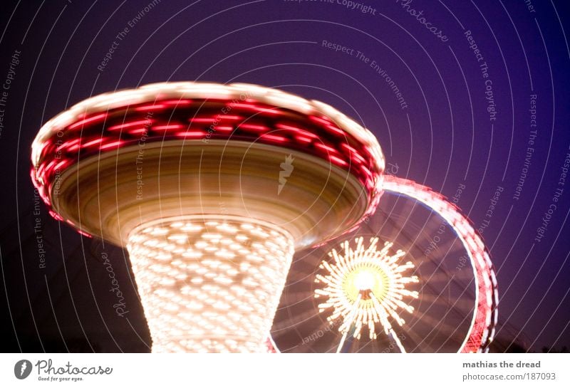 WEIHNACHTSMARKT Nachtleben Bewegung drehen außergewöhnlich hell Kitsch schön Jahrmarkt Weihnachtsmarkt Karussell Riesenrad Licht mehrfarbig Unschärfe