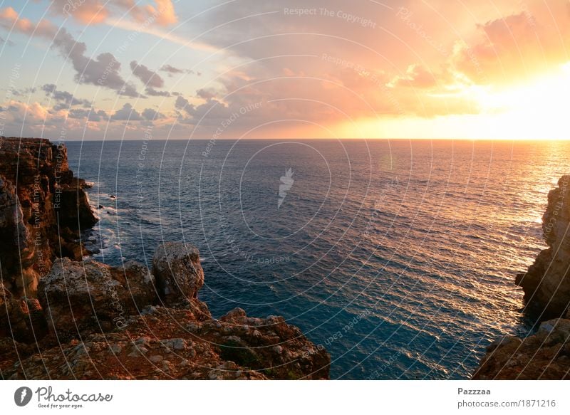 Atlantikabend Natur Landschaft Wolken Felsen Wellen Küste Bucht genießen leuchten Abenddämmerung Ferne Horizont Portugal Algarve Farbfoto Außenaufnahme