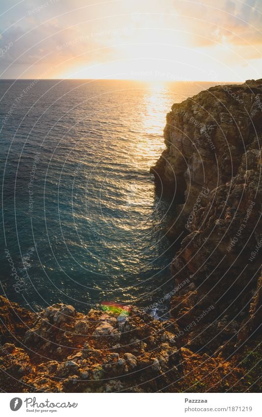 Felsküstenabend Natur Wasser Sonnenlicht Felsen Küste Bucht Riff leuchten Horizont Atlantik Algarve Portugal Felsvorsprung Brandung Farbfoto Außenaufnahme