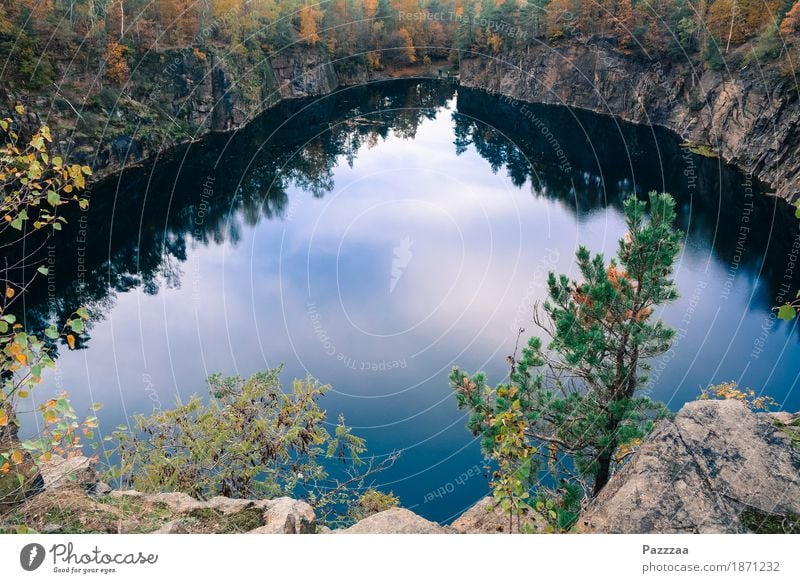 Naherholungsgebiet Ausflug Schwimmen & Baden Natur Wasser Wald Felsen Seeufer entdecken Erholung Wildnis Steinbruch Gebirgssee blau Herbst Pause Farbfoto