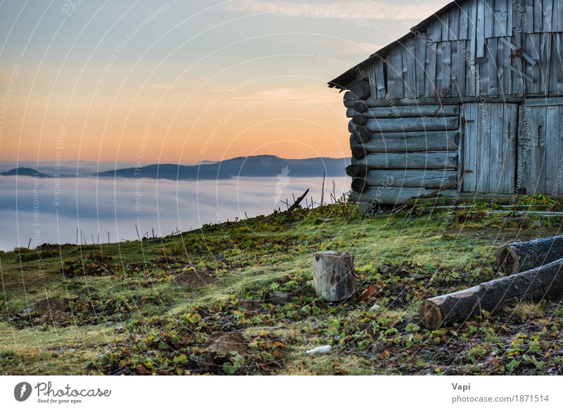 Altes Haus vor schöner Natur mit Wolkenozean Ferien & Urlaub & Reisen Tourismus Ausflug Abenteuer Sommer Sonne Berge u. Gebirge Garten Erfolg Umwelt Landschaft