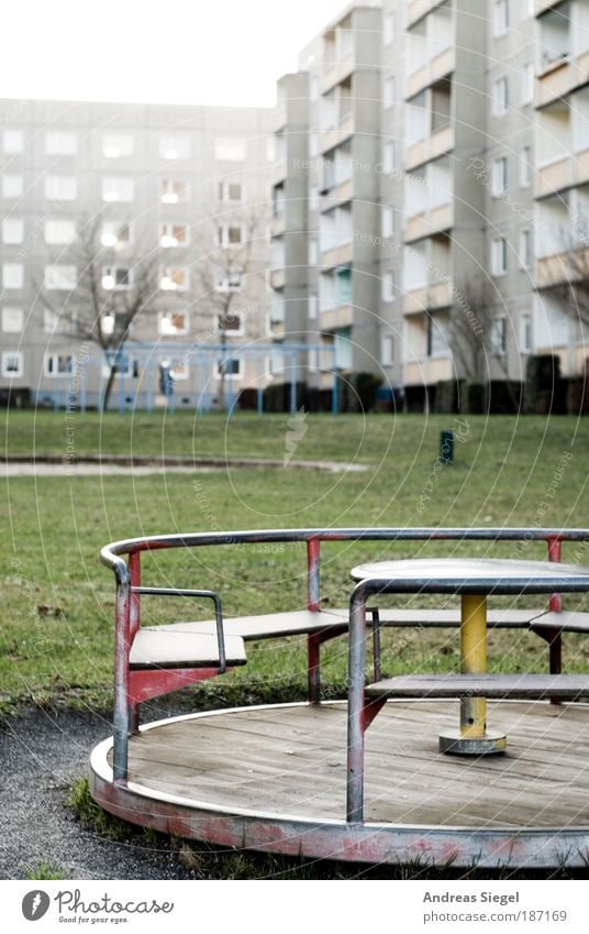 Was bleibt. Was wird. 20 Jahre danach. Lifestyle Stil Spielen Häusliches Leben Wohnung Haus Umzug (Wohnungswechsel) Dresden Stadt Menschenleer Hochhaus