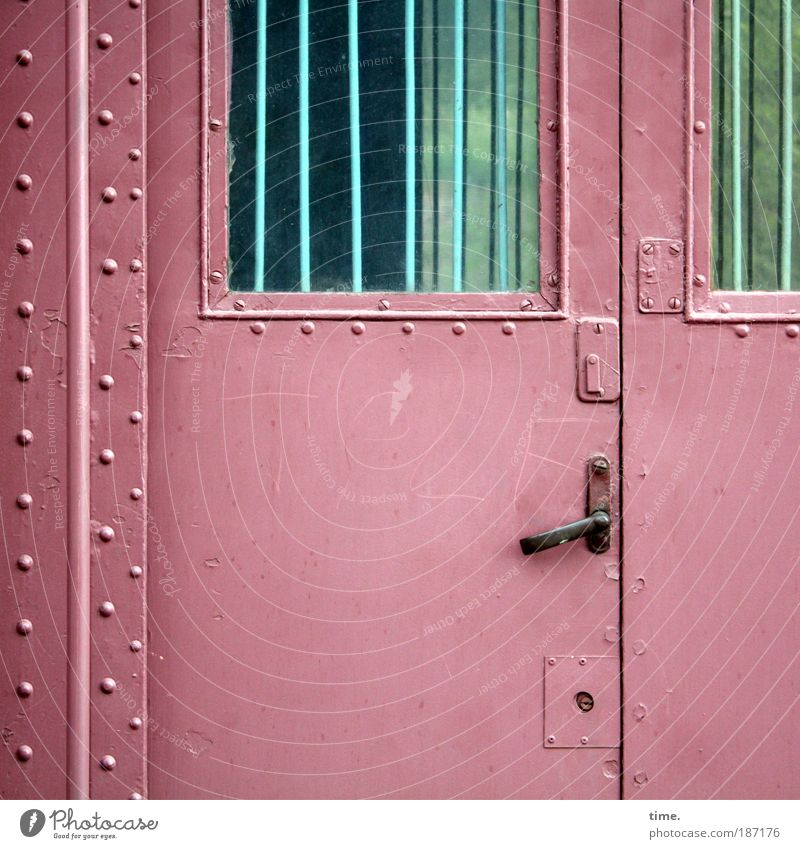 Post-Waggon Güterverkehr & Logistik Bahnhof Personenverkehr Schienenverkehr Eisenbahn Schloss Nostalgie Tür Gitter frontal Eisenbahnwaggon Niete Schweißnaht