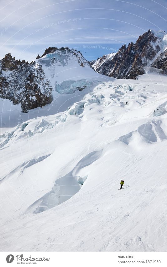 Männlicher Skifahrer, der sich unten in Schneepulver bewegt Freude Abenteuer Winter Berge u. Gebirge Sport Skifahren Mann Erwachsene Landschaft Himmel Gletscher