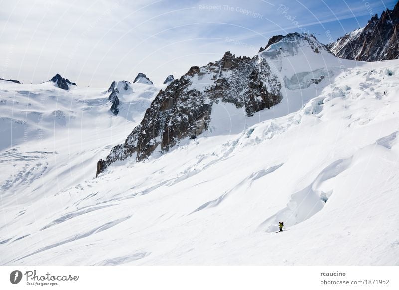 Männlicher Skifahrer, der sich unten in Schneepulver bewegt Freude Abenteuer Winter Berge u. Gebirge Sport Skifahren Mann Erwachsene Landschaft Himmel Gletscher