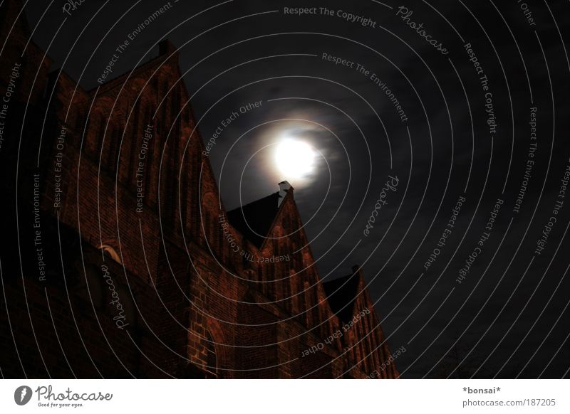 hui buuuh Himmel Wolken Nachthimmel Mond Vollmond Herbst Menschenleer Kirche Ruine Gebäude Architektur Fassade Dach leuchten alt bedrohlich dunkel gruselig