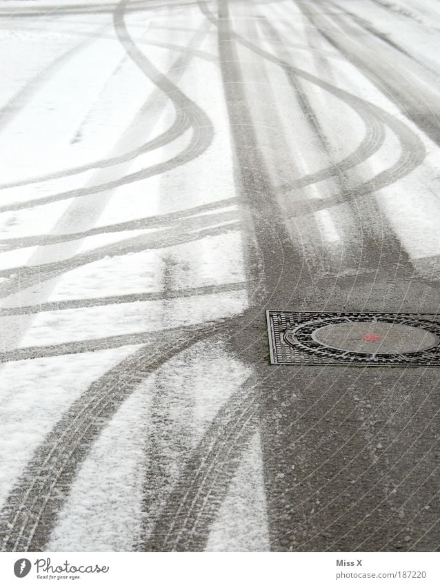 Rutschpartie schlechtes Wetter Eis Frost Schnee Menschenleer Verkehr Verkehrswege Straßenverkehr Wege & Pfade kalt gefährlich Gully Reifenspuren Spuren Kurve