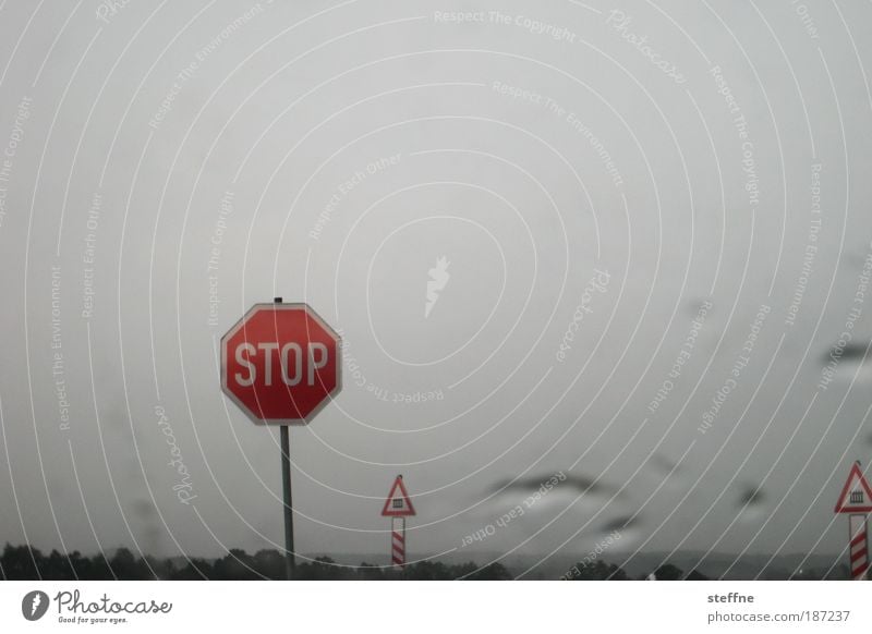 IN THE NAME OF LOVE schlechtes Wetter Regen Verkehrszeichen Verkehrsschild Stoppschild Andreaskreuz Bahnübergang stagnierend Farbfoto Außenaufnahme Menschenleer