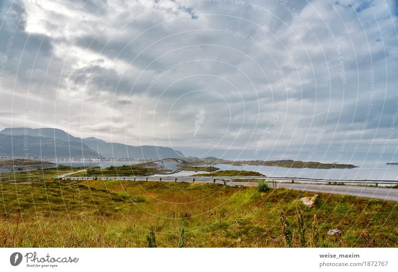 Norwegen bewölkter Sommertag. Brücken zu Inseln über Fjord Ferien & Urlaub & Reisen Tourismus Ausflug Abenteuer Ferne Freiheit Sightseeing Kreuzfahrt Expedition