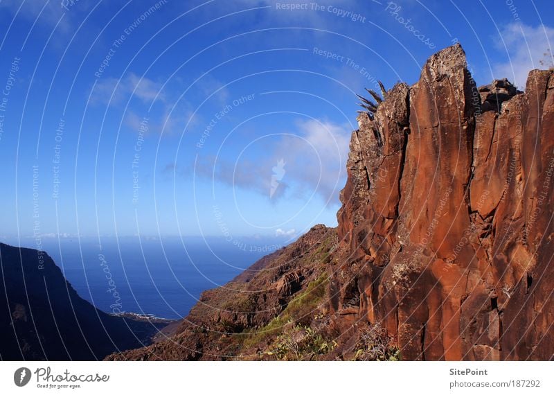 Wie im Wilden Westen Landschaft Himmel Wolken Felsen Berge u. Gebirge Meer Insel Stein Wasser Horizont Gomera rot blau Ferne Farbfoto Außenaufnahme Dämmerung