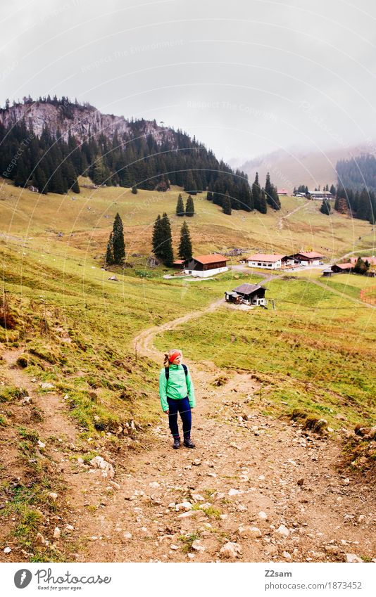 klein! Berge u. Gebirge wandern Sport Frau Erwachsene Landschaft Wolken Herbst schlechtes Wetter Nebel Alpen gehen natürlich trist Gelassenheit ruhig Einsamkeit