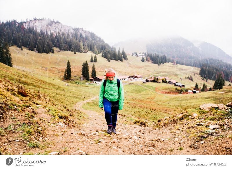 es ist ein langer langer Weg Freizeit & Hobby Berge u. Gebirge wandern Sport Frau Erwachsene 30-45 Jahre Natur Landschaft Herbst schlechtes Wetter Nebel Alpen